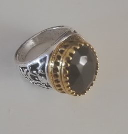 Nr. 14 Tibetaans zilveren met gouden grote ring met zwarte ovale facetsteen maat 20