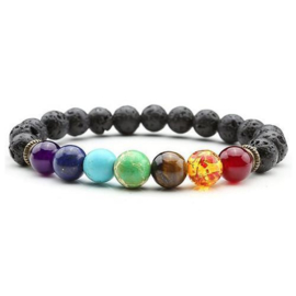 Prachtige armband van geslepen 8 mm Lavasteen kralen en 7 chakra kralen in geschenkdoosje