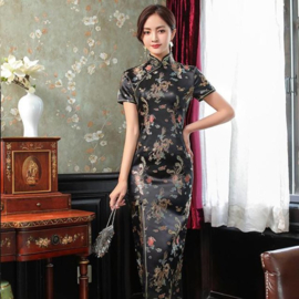 Prachtige lange zwarte Chinese jurk met draken en phoenix en elegante split schuinvoor