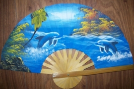 Prachtige blauwe waaier van bamboe met handgeschilderde dolfijnen