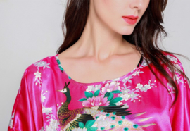Mooie fuchsia satijnen one-size kaftan met pauwen maat 40 - 48