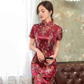 Prachtige lange wijnrode Chinese jurk met draken en phoenix met elegante split schuinvoor