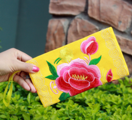 Leuk geborduurd polstasje/portemonneetje met lotusbloem geel