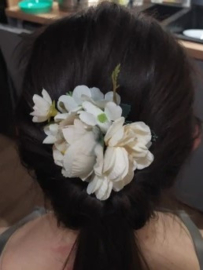 Hele leuke Boho Ibiza haarkam met cremewitte bloemen nr. 9