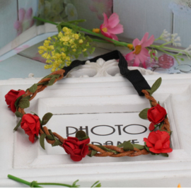 Leuke elastieken haarband met rode roosjes