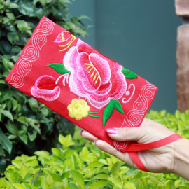 Leuk geborduurd polstasje/portemonneetje met lotusbloem rood