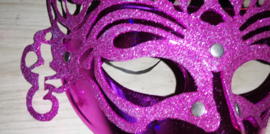 Prachtig sierlijk Venetiaans masker met glitter fuchsia