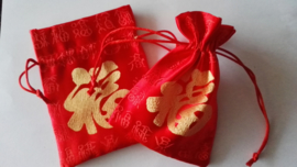Rood brokaat geschenkzakje / buideltje met Chinees "geluk"teken