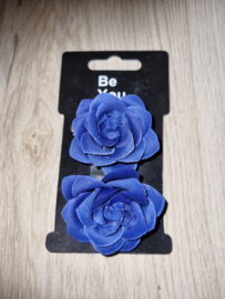 Twee superleuke blauwe haarroosjes 4 cm doorsnede op haarclip