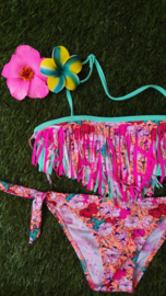 Geweldige kleurrijke bohemian bikini rozerood met bloemen en franje