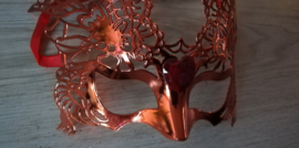 Prachtig sierlijk Venetiaans masker met glitter oranjerood