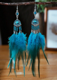 Bohemian oorbellen met turquoise veren en kraaltjes V10