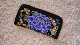 Prachtig geborduurde portomonnee met zwart met blauwe lotusbloem