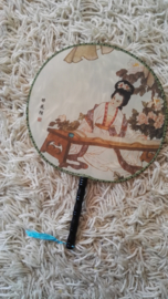 Mooie traditionele handwaaier van stof met Chinees tafereel en blauw klosje