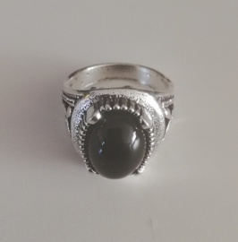 Nr. 6 Tibetaans zilveren ring met ovale zwarte steen maat 19