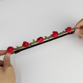 Leuke elastieken haarband met rode roosjes