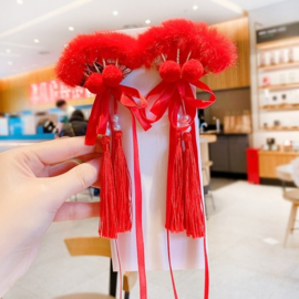 Setje rode Chinese haarclips met waaiers en pompons, klosjes en linten nr.6
