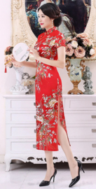 Prachtige elegante lange rode Chinese jurk met rode bloemenprint