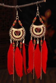 Bohemian oorbellen met rode veren en kraaltjes V11