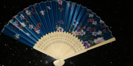Mooie handwaaier met bloemen van bamboe en stof turquoiseblauw