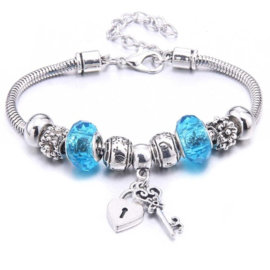 Mooi Pandorastyle armbandje met slotje en sleuteltje en blauwe kralen