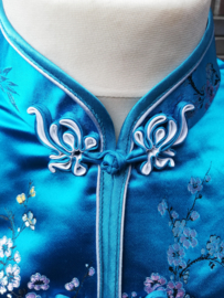 Prachtig turquoise brokaat getailleerd Chinees jasje met pruimenbloesem
