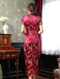 Prachtige lange wijnrode Chinese jurk met pruimenbloesem en elegante split schuinvoor