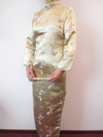 Fantastische lange gouden Chinese jurk met mouwen bloesem motief