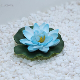 Drijvende blauwe Lotusbloem op blad 10 cm