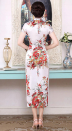 Prachtige elegante lange witte Chinese jurk met rode bloemenprint