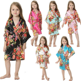 Prachtige kinderkimono met grote bloemen zwart