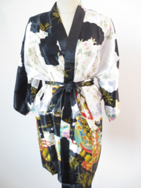 Fantastische kleurrijke halflange zwarte kimono met Geisha