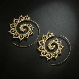 Tribal oorstekers ornament goud