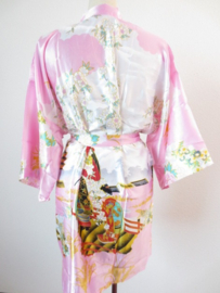 Fantastische kleurrijke halflange lichtroze kimono met Geisha