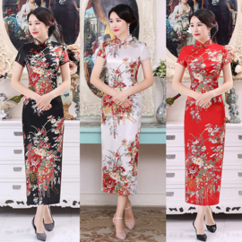 Prachtige elegante lange rode Chinese jurk met rode bloemenprint