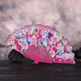 Prachtige handwaaier van stof met grote bloemen fuchsia