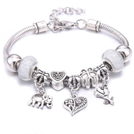 Mooi Pandorastyle armbandje met roosje, hartje, olifantje en zilverwitte sparklekralen