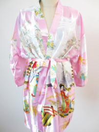 Fantastische kleurrijke halflange lichtroze kimono met Geisha