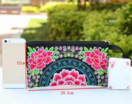 Prachtig geborduurd polstasje/portemonneetje met drie rozerode lotusbloem