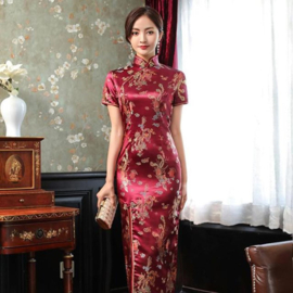 Prachtige lange wijnrode Chinese jurk met draken en phoenix met elegante split schuinvoor