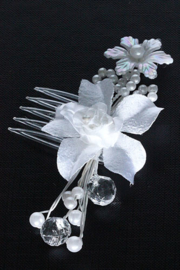Haarkam met witte bloem en pareltjes