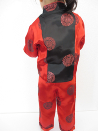 Geweldig leuk Chinees pakje "geluk" rood met zwart laatste maat 110