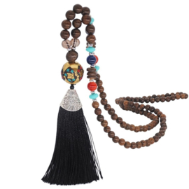 Boho ketting van houten en gekleurde kralen met amulet en zwarte kwast