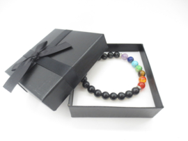 Prachtige armband van geslepen 8 mm zwarte Onyx kralen en 7 chakra kralen in geschenkdoosje