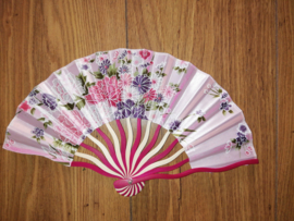 Prachtige elegante handwaaier van bamboe en zijde roze