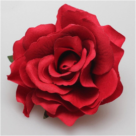 Prachtige rode roos op haarclip/broche
