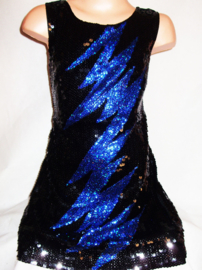 Flitsend zwart glitterpailletten jurkje met blauwe bliksem maat 116/122