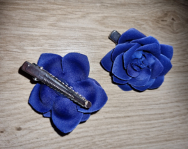 Twee superleuke blauwe haarroosjes 4 cm doorsnede op haarclip