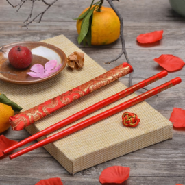 Rode chopsticks/haarpinnen in brokaat hoesje