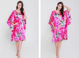 Mooie fuchsia satijnen one-size kaftan met pauwen maat 40 - 48